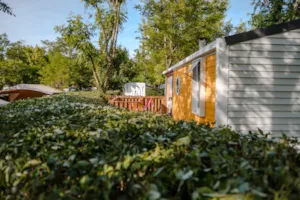 Locatif - Mobil HOME FIRST - 2 CHAMBRES - 35 M² - TERRASSE - CLIMATISATION - TV - LAVE VAISSELLE. - Camping du Pont
