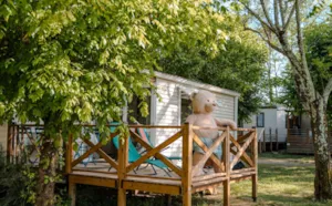 Locatif - COTTAGE  - 2 CHAMBRES - 32M² AVEC TERRASSE - CLIMATISATION - TV . - Camping du Pont