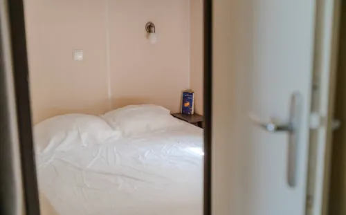 Location - Cottage  - 2 Chambres - 32M² Avec Terrasse - Climatisation - Tv . - image n°4 - Camping du Pont