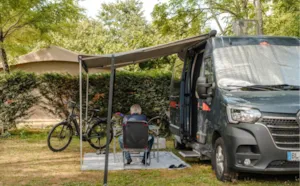 Emplacement - EMPLACEMENT Gd CONFORT EAU ET  ÉVACUATION  électricité 10 Amp. comprise - Camping du Pont