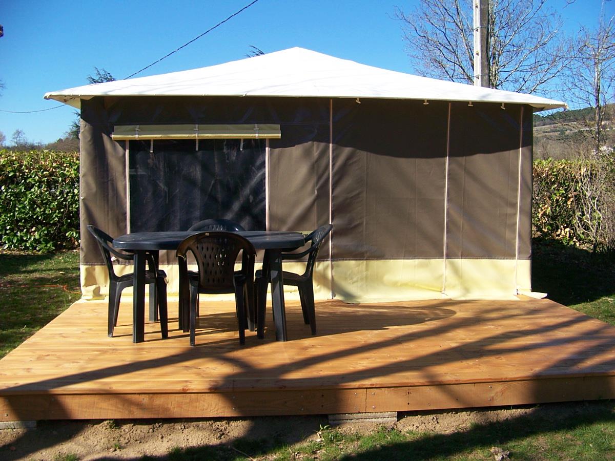Accommodation - Canvas Bungalow 19M² - CAMPING LES HORTENSIAS