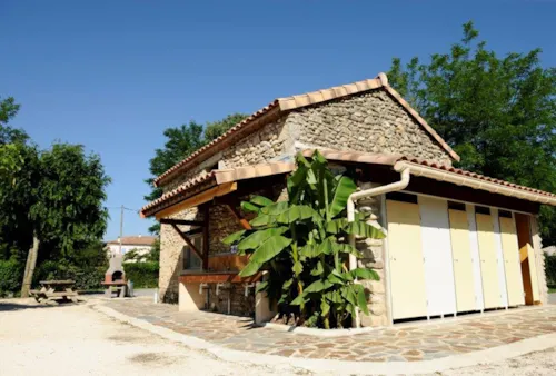 Emplacement - Forfait Emplacement 2 Personnes + 1 Véhicule + Électricité + Douche Chaude - image n°4 - CAMPING LES HORTENSIAS