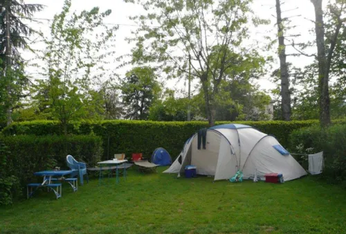 Emplacement - Forfait Emplacement 2 Personnes + 1 Véhicule + Électricité + Douche Chaude - image n°2 - CAMPING LES HORTENSIAS