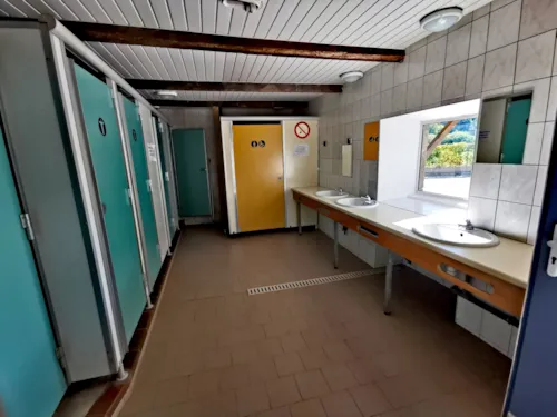 Emplacement - Forfait Emplacement 2 Personnes + 1 Véhicule + Électricité + Douche Chaude - image n°5 - CAMPING LES HORTENSIAS