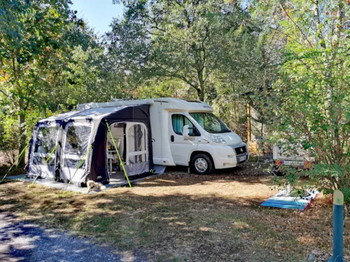 Emplacement - Forfait Emplacement 2 Personnes + 1 Véhicule + Électricité + Douche Chaude - image n°7 - CAMPING LES HORTENSIAS