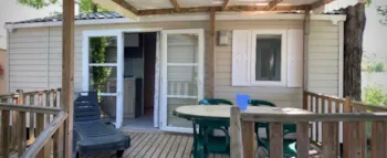 Mietunterkunft - Mobilheim Cosy – 2 Schlafzimmer – Klimaanlage – Überdachte Holzterrasse - CAMPING LE CHASSEZAC