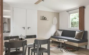Locatif - Mobil-home CONFORT - 2 chambres - climatisation - télévision - terrasse en bois couverte - CAMPING LE CHASSEZAC