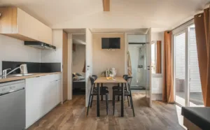 Locatif - Mobil-home PREMIUM-3 chambres-Climatisation-Télévision-Lave vaisselle-Terrasse en bois couverte - CAMPING LE CHASSEZAC