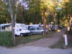 Kampeerplaats(en) - Kampeerplaats Caravan / Tent/Electricity 10 Amp/ Minimun 7 Night To Reserve/ Check In  6 Pm Maxi - image n°4 - Camping Beau Rivage