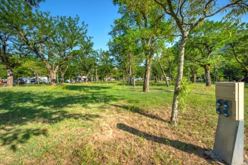 Emplacement - Emplacement Camping** - 100 M2 Electricité Incluse - image n°4 - Camping Arc en Ciel