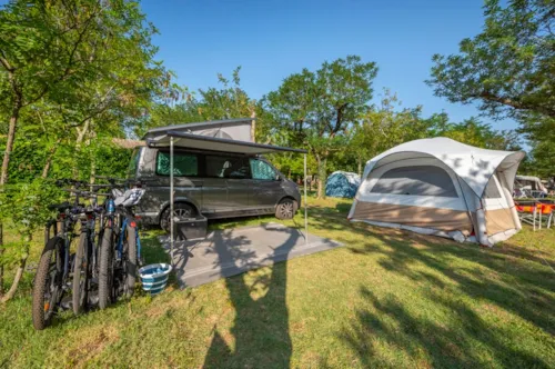 Emplacement - Emplacement Camping** - 100 M2 Electricité Incluse - image n°2 - Camping Arc en Ciel