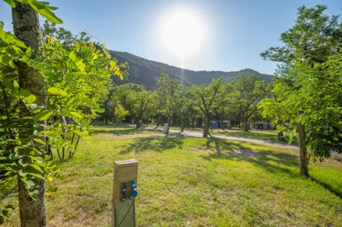 Emplacement - Emplacement Camping** - 100 M2 Electricité Incluse - image n°3 - Camping Arc en Ciel