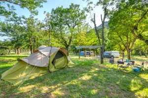  - Campingplatz** - 100 m², Strom inklusive - Camping Arc en Ciel