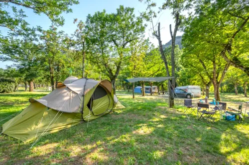 Emplacement - Emplacement Camping** - 100 M2 Electricité Incluse - image n°1 - Camping Arc en Ciel