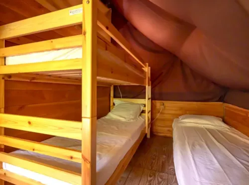 Mietunterkunft - Lodge Nature** -  4 Personen - 2 Schlafzimmer - Ohne Sanitäranlagen - image n°5 - Camping Arc en Ciel