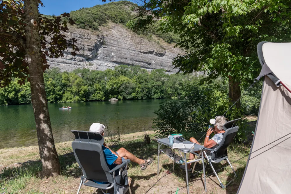 Stellplatz - Stellplatz Für Den Campingplatz** – Blick Auf Den Fluss – 2 Pers. - Camping Arc en Ciel