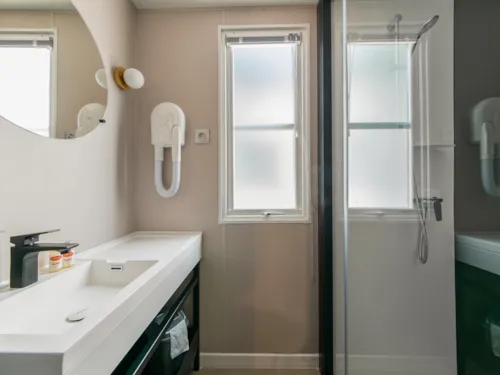 Huuraccommodatie(s) - Cottage Calys***** - 4 Personen - 2 Slaapkamers - 2 Badkamers - Airconditioning - image n°6 - Camping Arc en Ciel