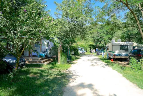 Stellplatz - Stellplatz Komfort, 1 Zelt Oder Wohnwagen + Auto Oder Wohnmobil Mit Strom - image n°2 - Camping Le Barutel