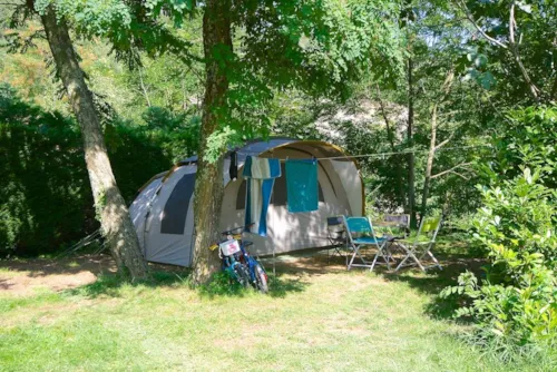 Stellplatz - Stellplatz Komfort, 1 Zelt Oder Wohnwagen + Auto Oder Wohnmobil Mit Strom - image n°3 - Camping Le Barutel