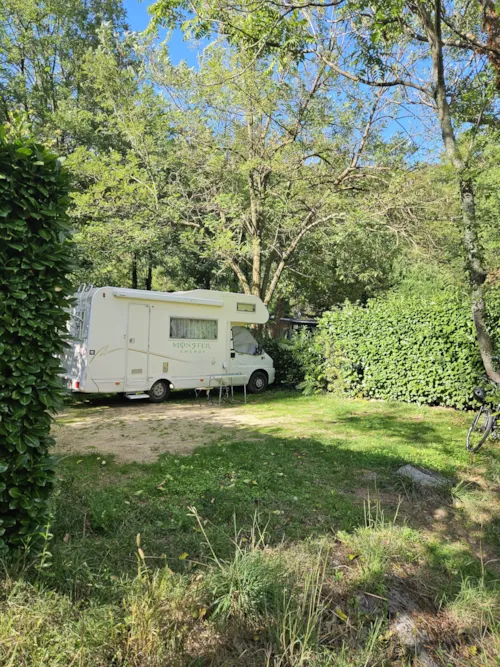 Stellplatz - Stellplatz Komfort, 1 Zelt Oder Wohnwagen + Auto Oder Wohnmobil Mit Strom - image n°4 - Camping Le Barutel