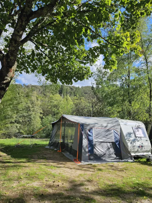 Stellplatz - Stellplatz Komfort, 1 Zelt Oder Wohnwagen + Auto Oder Wohnmobil Mit Strom - image n°5 - Camping Le Barutel
