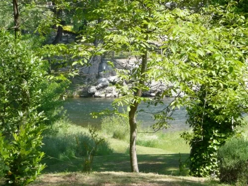 Emplacement - Emplacement Simple En Bord De Rivière (2 Personnes + 1 Voiture + 1 Tente) - Sans Électricité - image n°2 - Camping Le Clapas