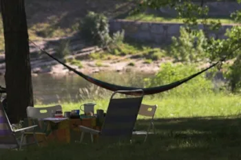 Stellplatz - Stellplatz Am Fluss (2 Personen + 1 Auto + 1 Zelt) - Ohne Strom - Camping Le Clapas
