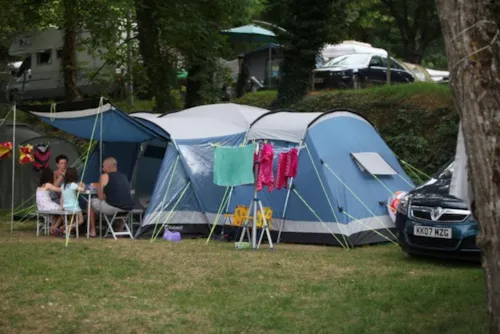 Emplacement - Emplacement Simple En Bord De Rivière (2 Personnes + 1 Voiture + 1 Tente) - Sans Électricité - image n°5 - Camping Le Clapas