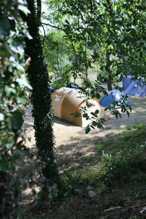 Emplacement - Emplacement Simple En Bord De Rivière (2 Personnes + 1 Voiture + 1 Tente) - Sans Électricité - image n°6 - Camping Le Clapas