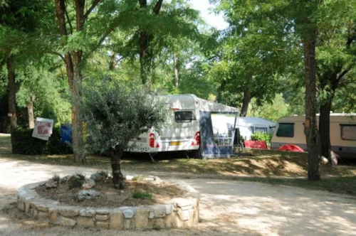 Emplacement - Emplacement Confort (2Personnes+1Voiture+1Tente/Caravane)-Électricité 10A Incluse Du 05/07 Au 23/08 - image n°6 - Camping Le Clapas
