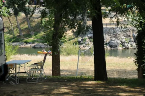 Emplacement - Emplacement Confort (2Personnes+1Voiture+1Tente/Caravane)-Électricité 10A Incluse Du 05/07 Au 23/08 - image n°9 - Camping Le Clapas