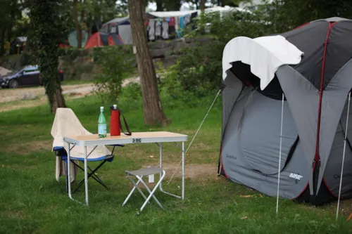 Emplacement - Emplacement Simple En Bord De Rivière (2 Personnes + 1 Voiture + 1 Tente) - Sans Électricité - image n°4 - Camping Le Clapas