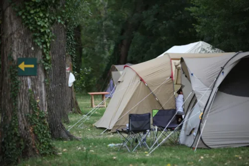 Emplacement - Emplacement Simple En Bord De Rivière (2 Personnes + 1 Voiture + 1 Tente) - Sans Électricité - image n°3 - Camping Le Clapas