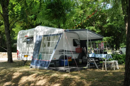 Emplacement - Emplacement Confort (2Personnes+1Voiture+1Tente/Caravane)-Électricité 10A Incluse Du 05/07 Au 23/08 - image n°5 - Camping Le Clapas