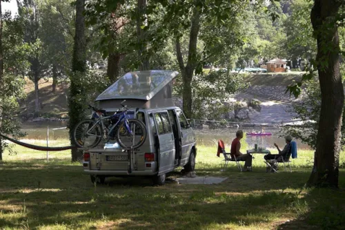 Emplacement - Emplacement Confort (2Personnes+1Voiture+1Tente/Caravane)-Électricité 10A Incluse Du 05/07 Au 23/08 - image n°4 - Camping Le Clapas