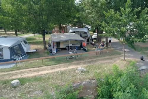 Kampeerplaats(en) - Standplaats Tent, Caravan Of Kampeerauto + Voertuig Zonder Elektriciteit - image n°5 - Camping le Verger de Jastres
