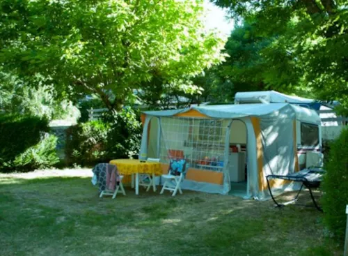 Pitch - Pitch For 2 People + 1 Vehicle Or Camper Van + Tent Or Caravan - image n°4 - CAMPING DE BELOS