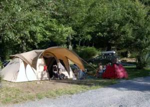 Emplacement - Emplacement 2 personnes + 1 véhicule ou camping-car + tente ou caravane - CAMPING DE BELOS