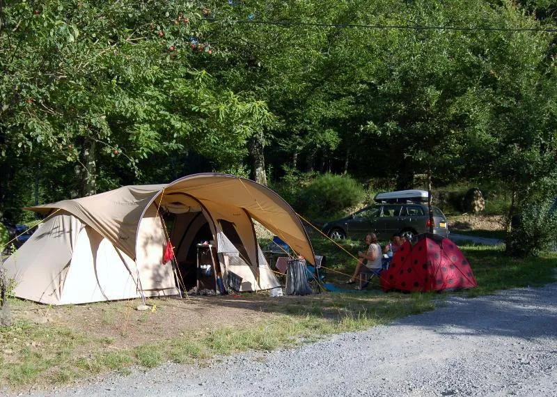Standplaats voor 2 personen + 1 voertuig of camper + tent of caravan