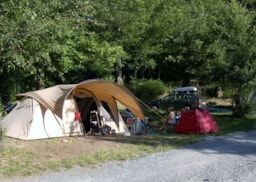 Standplaats Voor 2 Personen + 1 Voertuig Of Camper + Tent Of Caravan