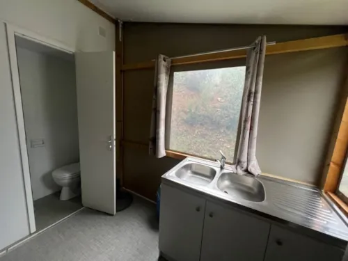 Location - Mobil-Home Fifty Sans Douche 4 Adultes  + 1 Enfant Max 12 Ans - image n°3 - CAMPING RELAIS DES BRISON