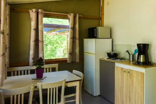 Location - Mobil-Home Fifty Sans Douche 4 Adultes  + 1 Enfant Max 12 Ans - image n°2 - CAMPING RELAIS DES BRISON