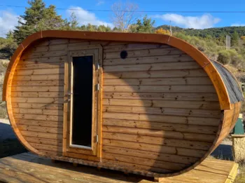 Mietunterkunft - Holzhütte Insolite "Hobbit 10M² - 1 Schlafzimmer  Klimaanlage + Terrasse + Essplatz + Sanitäranlagen - Flower Camping Les Hauts de Rosans