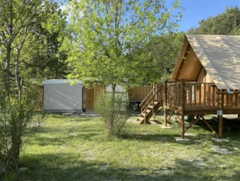 Mietunterkunft - Hütte Standard "Amazone" 30M² - 2 Schlafzimmer - Terrasse + Sanitäranlagen - Flower Camping Les Hauts de Rosans