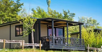 Mietunterkunft - Chalet Confort "Nouméa" + Clim _25M² -  (Typ 2) - 2 Zimmer +12M² Überdachte Terrasse + Tv - Flower Camping Les Hauts de Rosans