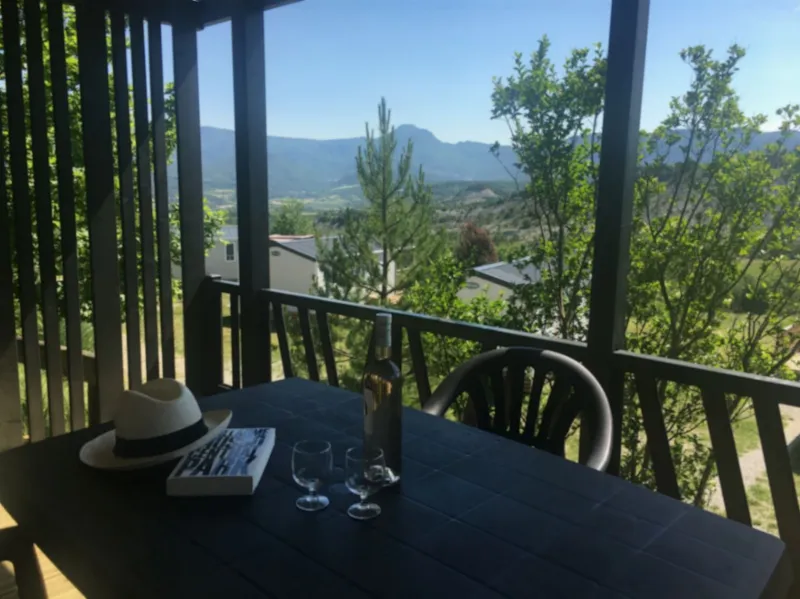 Chalet Confort "Nouméa" + Clim _25M² - (Modèle 2) 2 Chambres  + 12M² Terrasse Couverte  + Tv