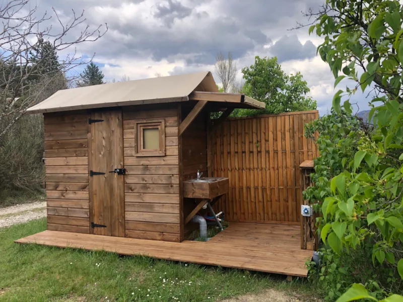 Forfait Premium - Emplacement Équipé D'un Sanitaire Individuel (1 Véhicule Par Emplacement Maximum)