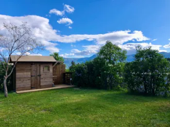 Stellplatz - Stellplatz Premium Mit Sanitäranlagen + 1 Auto - Flower Camping Les Hauts de Rosans