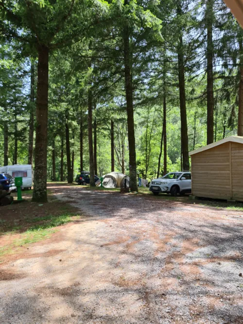 Stellplatz - Stellplatz + Auto - image n°9 - Camping Le Roubreau