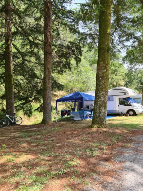 Stellplatz - Stellplatz + Auto - image n°7 - Camping Le Roubreau